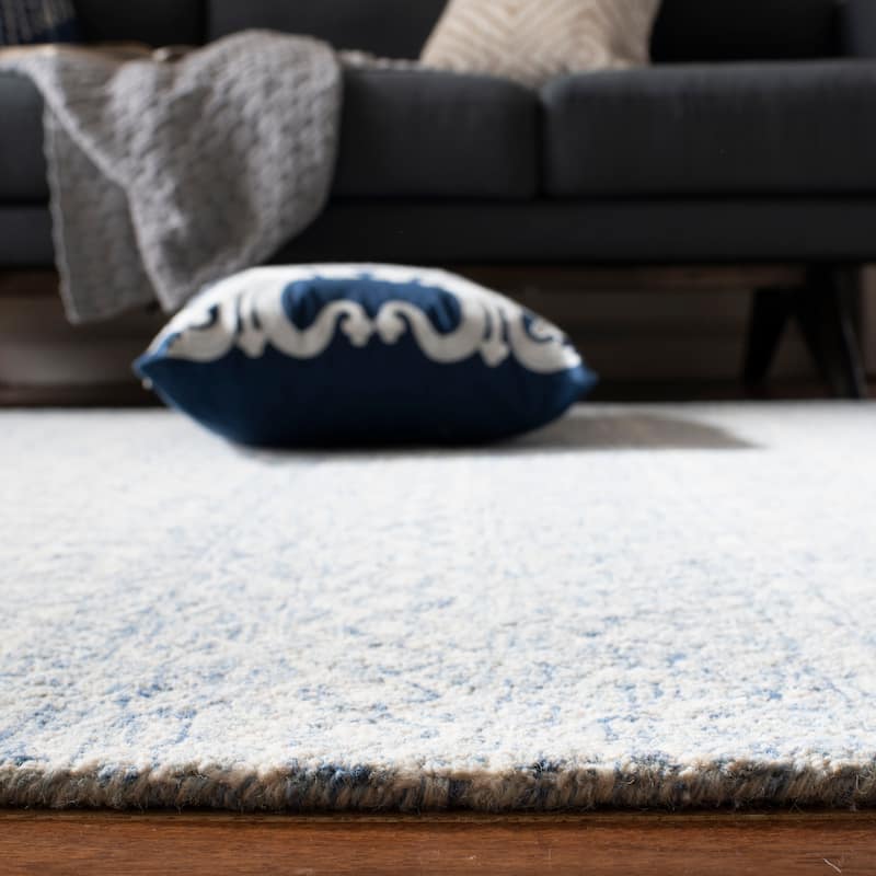 SAFAVIEH, Handmade Micro-Loop Fedosia Wool Rug