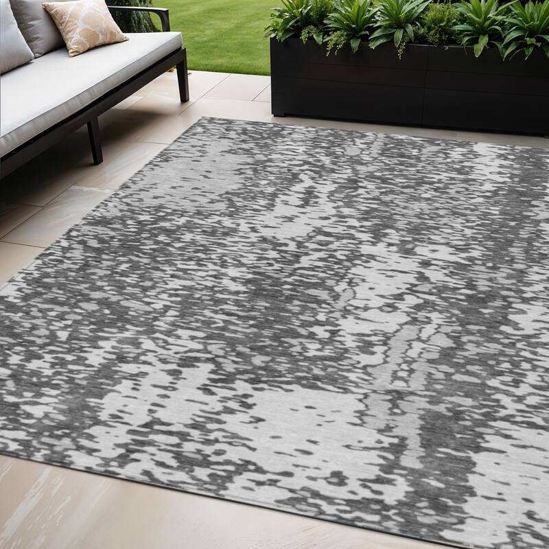 HomeRoots Abstract Transitional Rectangle Outdoor Rug - 5' X 8'
