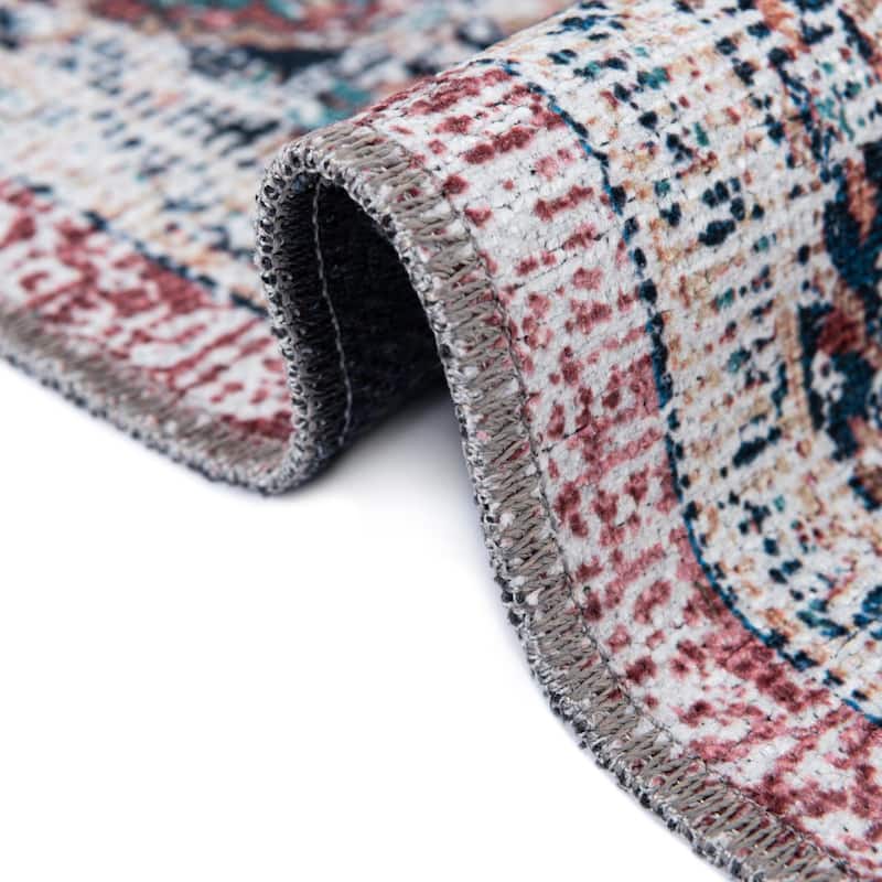 Traditional Tira Collection Area Rug