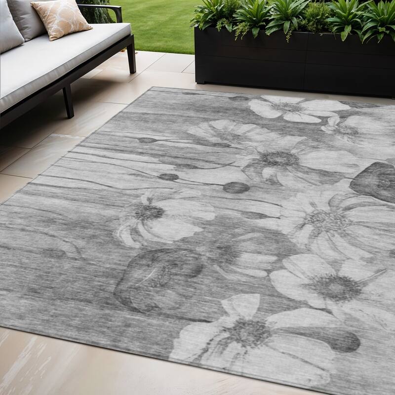 HomeRoots Floral Transitional Rectangle Outdoor Rug - 5' X 8'