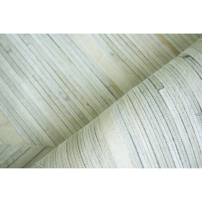 EXQUISITE RUGS Natural Hide Hand-stitched Leather Hide Silver Area Rug.
