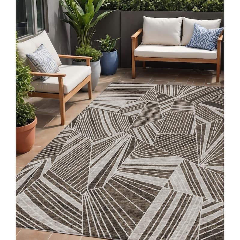 HomeRoots Geometric Transitional Rectangle Outdoor Rug - 5' X 8'