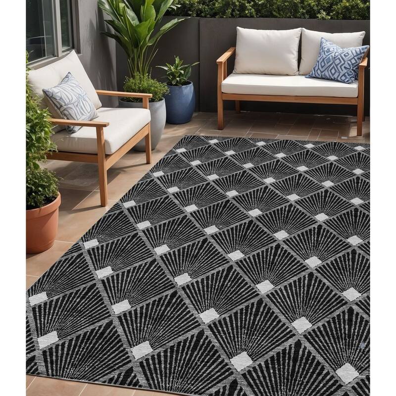 HomeRoots Geometric Transitional Rectangle Outdoor Rug - 5' X 8'