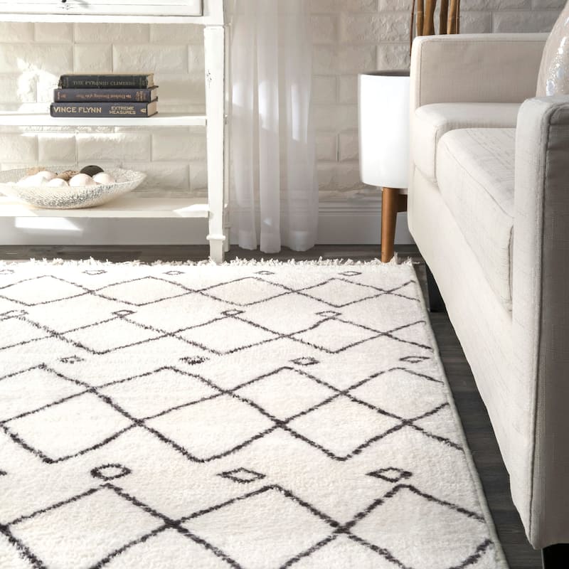 Nuloom Ivory Contemporary Cabin Diamond Moroccan Tassel Area Rug