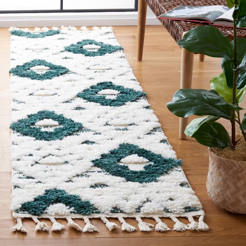 SAFAVIEH Moroccan Tassel Shag Kobi 2-inch Thick Rug - 8' Runner - Green/Ivory