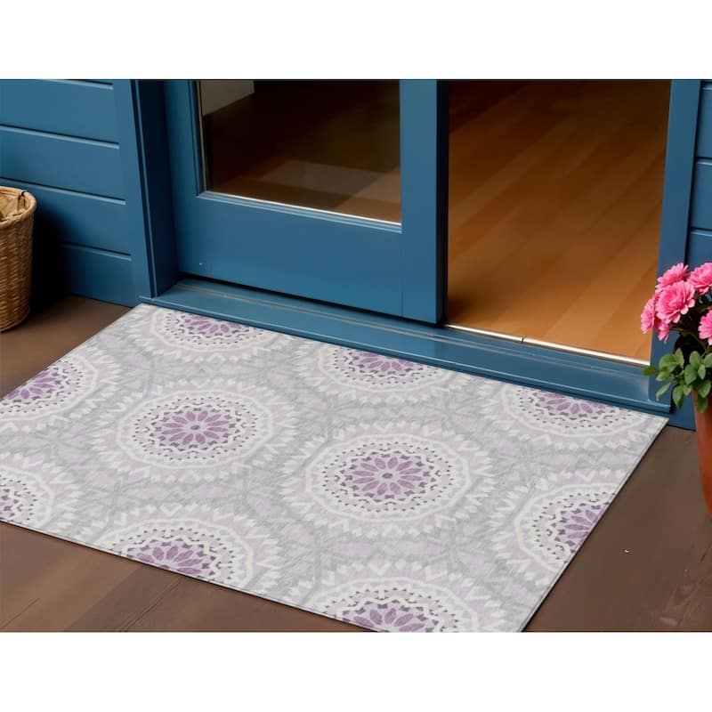 HomeRoots Floral Medallion Transitional Rectangle Outdoor Rug - 3' x 5'