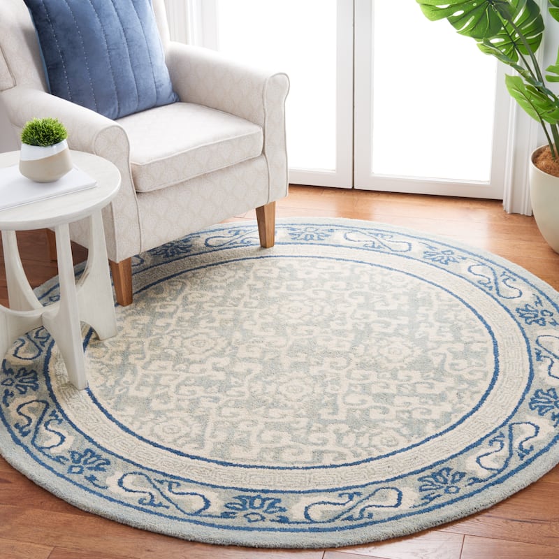 SAFAVIEH Handmade Antiquity Lauresha Wool Rug - 6' Round - Light Blue/Ivory