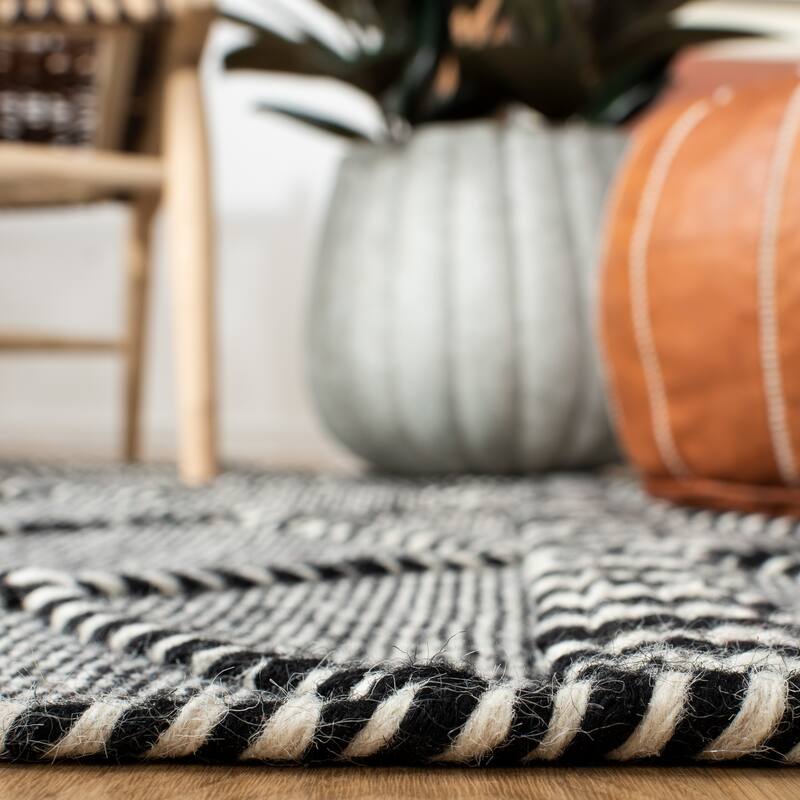 SAFAVIEH Handmade Casablanca Caty Moroccan Wool Tassel Rug