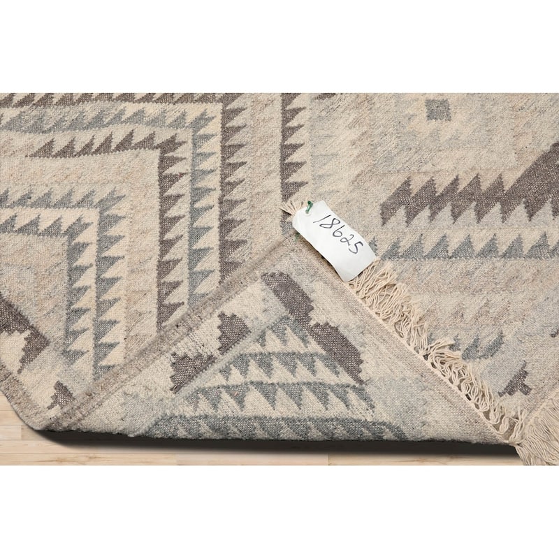 LoomBloom Beige Handwoven Oriental Southwestern Kilim Wool Area Rug - 5' 3'' x 7' 7''