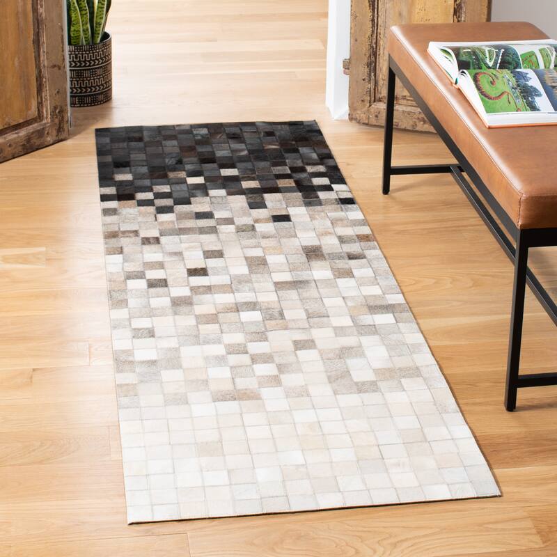 SAFAVIEH Handmade Studio Leather Alanna Natural Hide Leather Area - 2' 3" x 8' - Ivory/Black - Runner