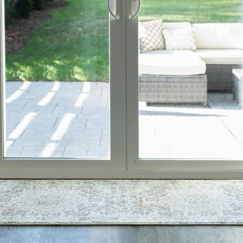 Traditional Brenda Collection Area Rug