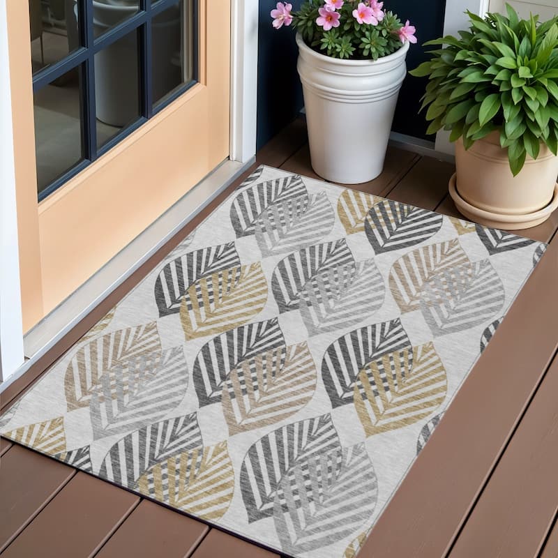 HomeRoots Floral Transitional Rectangle Outdoor Rug - 3' x 5'