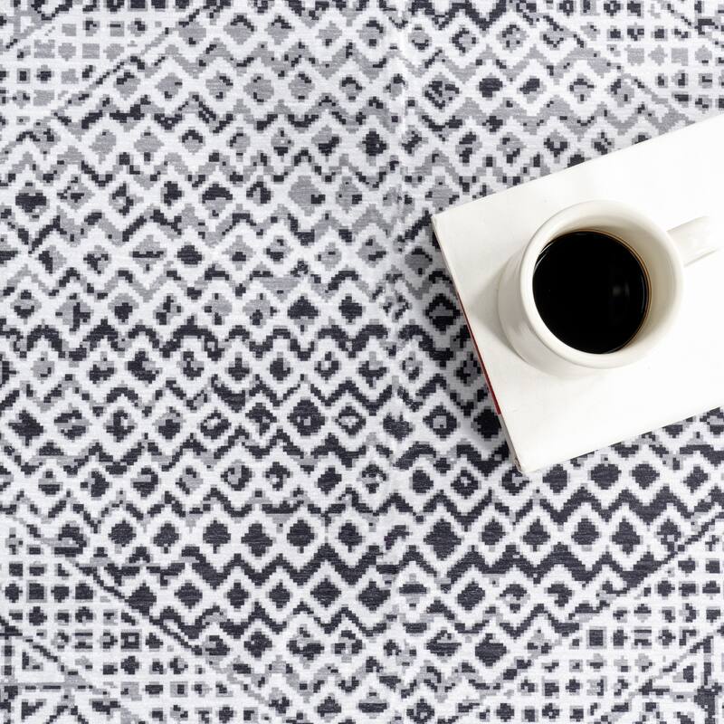 Nuloom Reya Transitional SplashGuard Machine Washable Area Rug