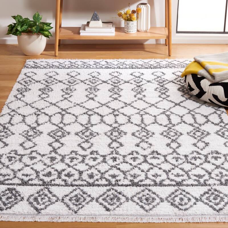 SAFAVIEH Augustine Teodosia Moroccan Boho Fringe Rug - 4' x 6' - Ivory/Grey