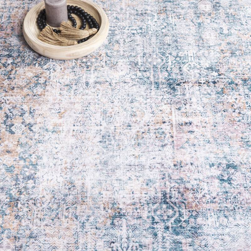 SAFAVIEH Santa Monica Linna Traditional Rug