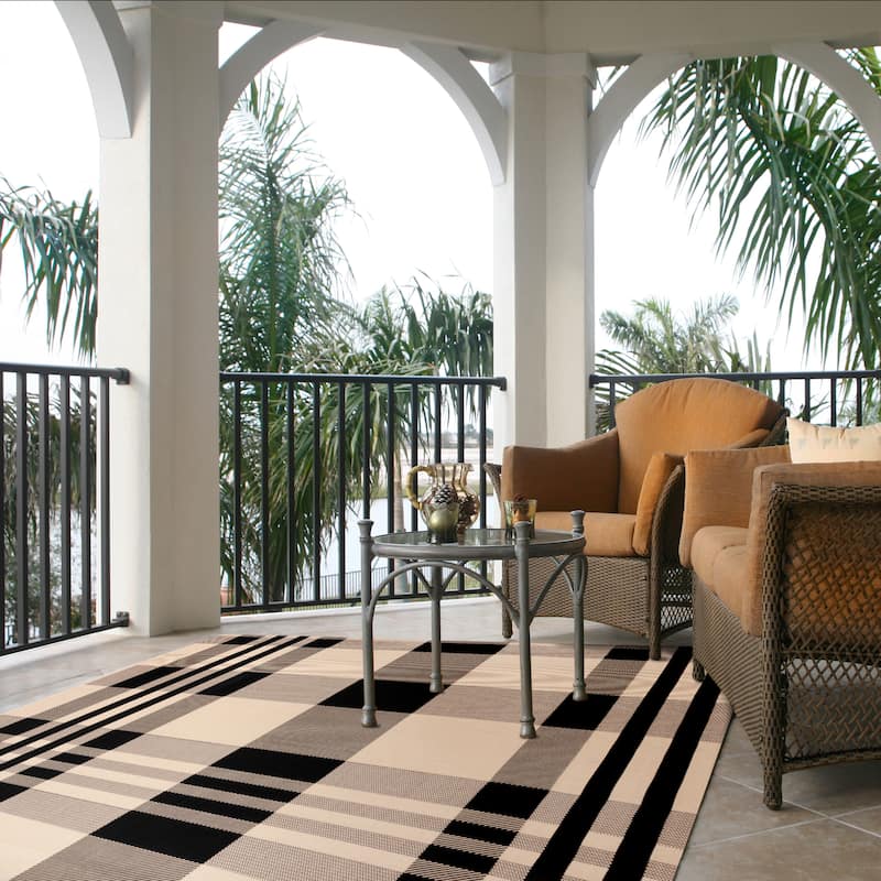 SAFAVIEH Courtyard Oriole Plaid Indoor/ Outdoor Waterproof Patio Backyard. - 2'3" x 4' - Black/Bone