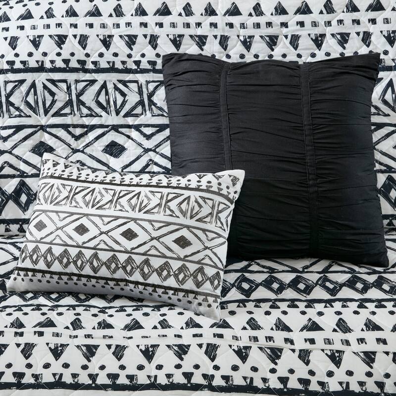 Intelligent Design Cora 7 Piece Reversible Cotton Quilt Set with Euro Shams and Thrwo Pillows