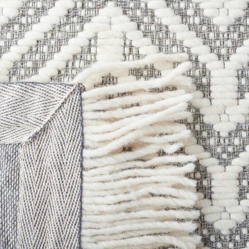 SAFAVIEH Handmade Natura Kazumi Wool Fringe Rug