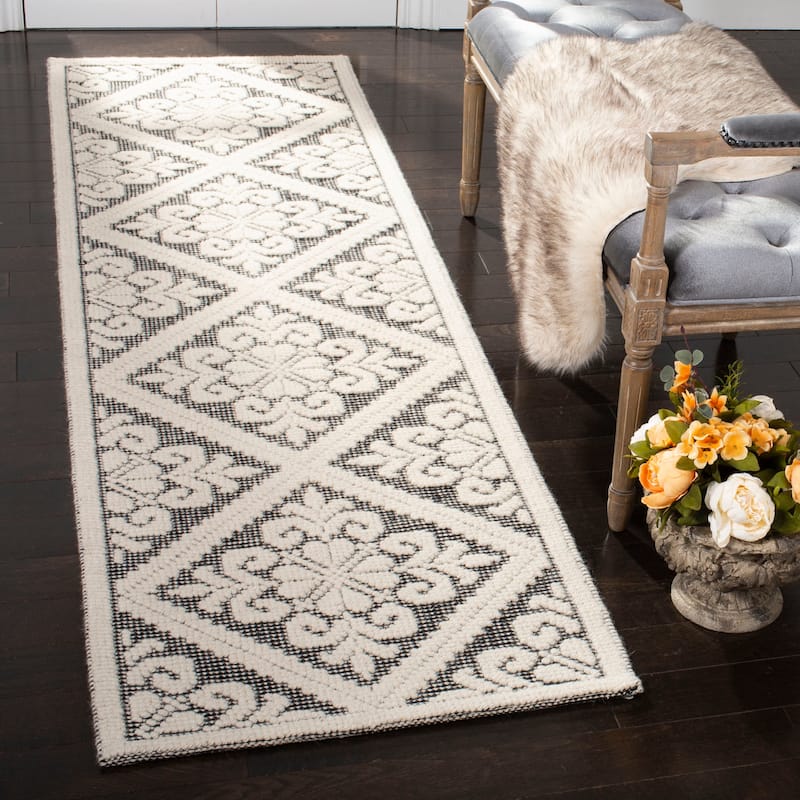 SAFAVIEH Handmade Vermont Davina Wool Rug - 2'3" x 6' Runner - Ivory/Black