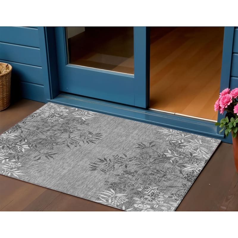 HomeRoots Floral Transitional Rectangle Outdoor Rug - 3' x 5'