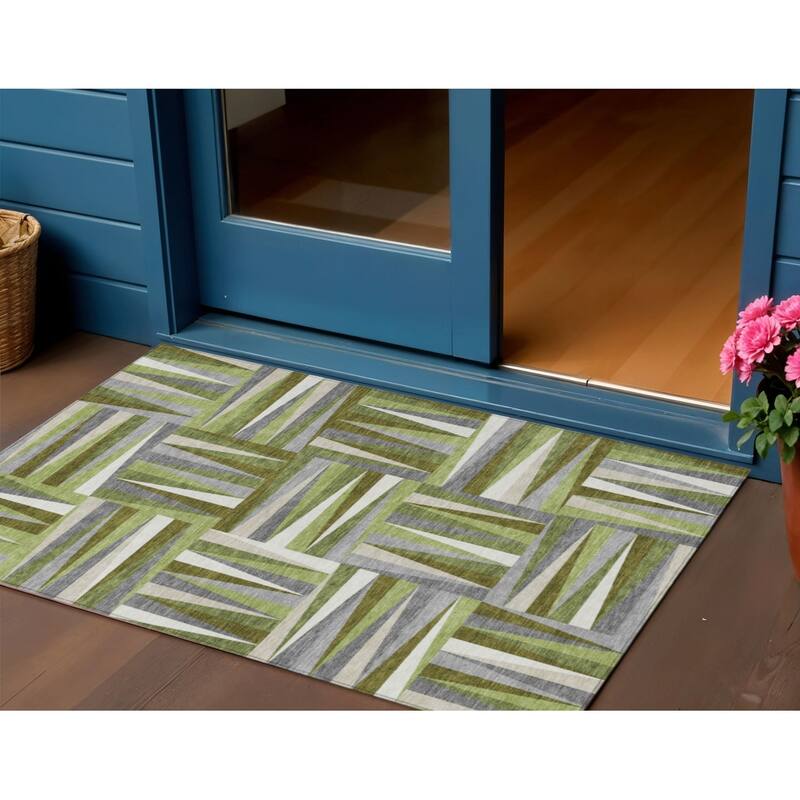 HomeRoots Geometric Transitional Rectangle Outdoor Rug - 3' x 5'