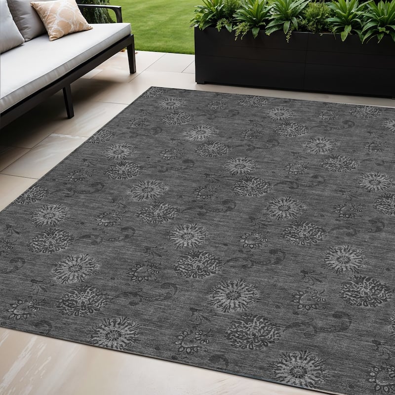 HomeRoots Floral Transitional Rectangle Outdoor Rug - 5' X 8'
