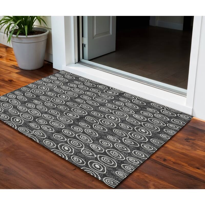 HomeRoots Geometric Transitional Rectangle Outdoor Rug - 3' x 5'