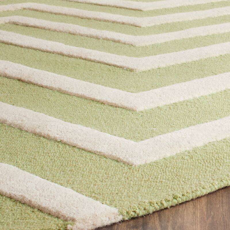 SAFAVIEH Handmade Cambridge Terttu Chevron Wool Rug
