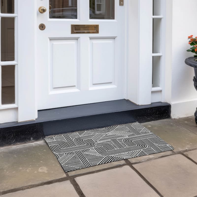 Machine Washable Indoor/ Outdoor Chantille Contemporary Geo Rug - Black - 1'8" x 2'6"