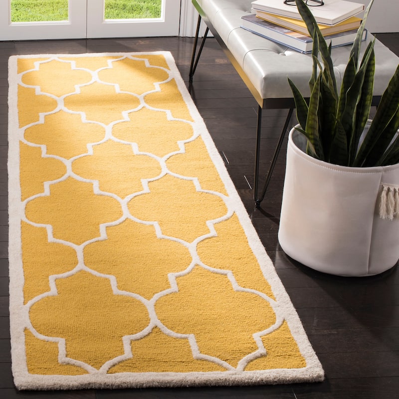 SAFAVIEH Handmade Cambridge Oddny Moroccan Trellis Wool Rug - 2'6" x 20' Runner - Gold/Ivory