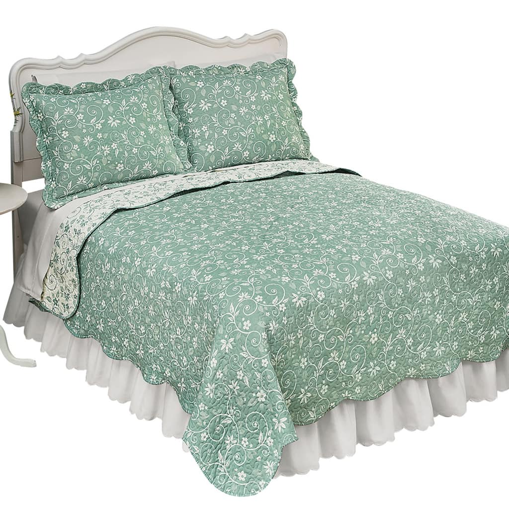 Reversible Floral Quilt with Scalloped Edges