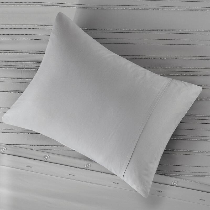 Intelligent Design Milo Cationic Dyed Clip Jacquard Duvet Cover Set with Throw Pillow