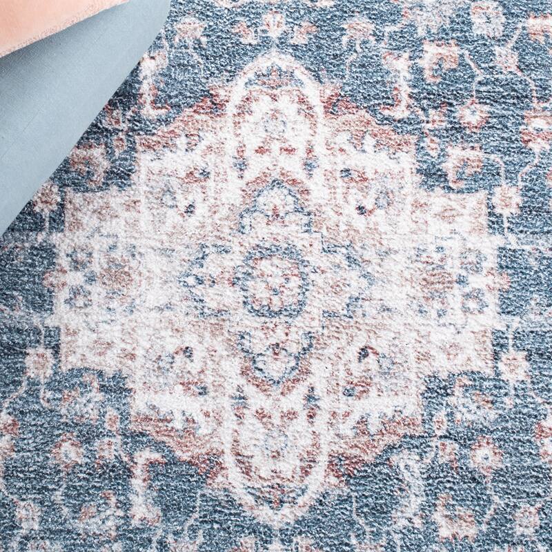 SAFAVIEH Handmade Classic Vintage Grozdana Transitional Polyester Rug