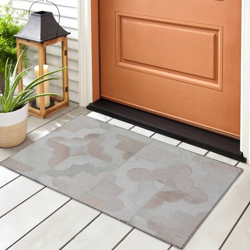 Indoor/ Outdoor Laredo Moroccan Faux Hide Patchwork Washable Area Rug - 1'8" x 2'6" - Ivory