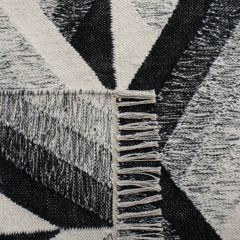 SAFAVIEH Handmade Kilim Halima Modern Wool Fringe Rug