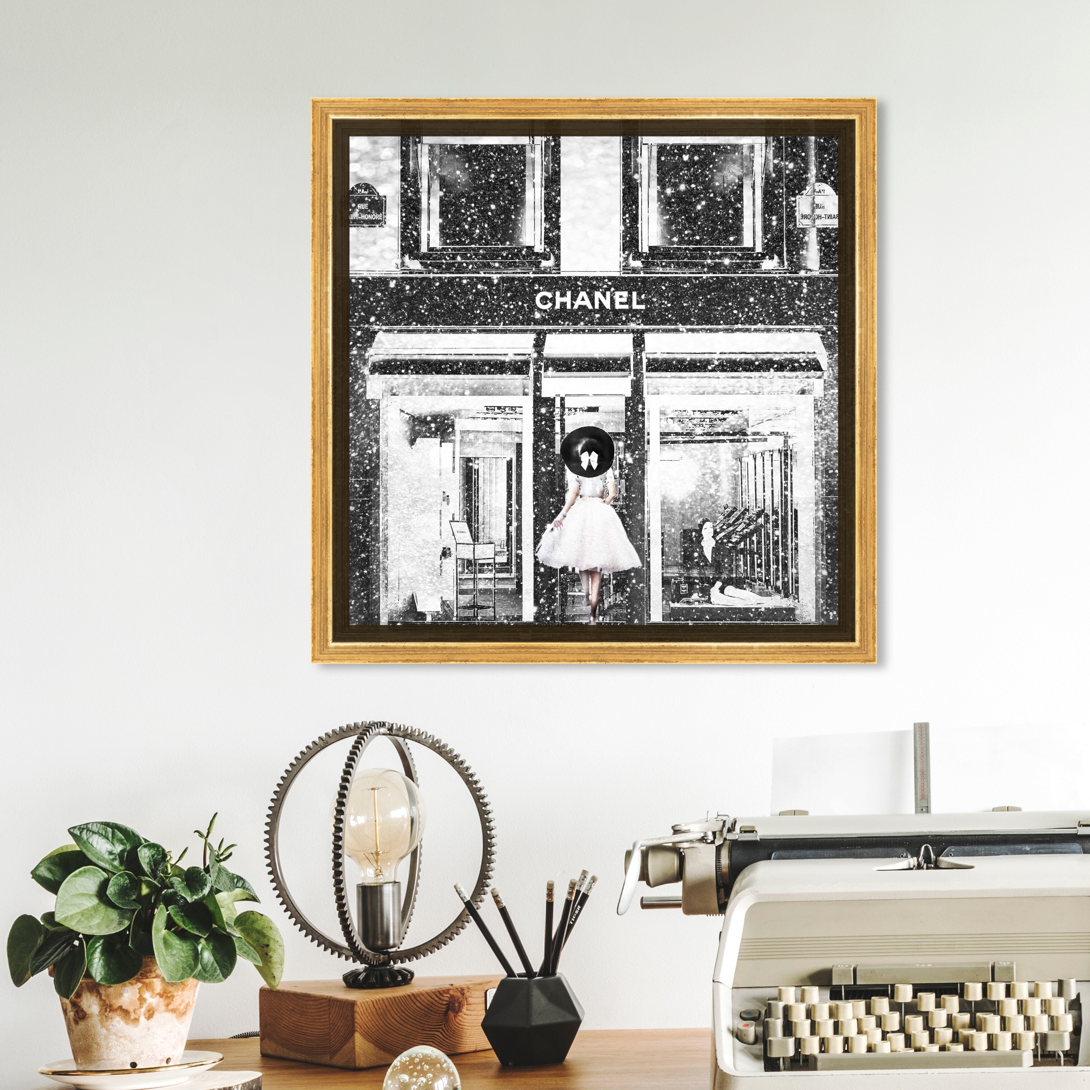 Oliver Gal Fashion and Glam Wall Art Framed Canvas Prints 'Queen