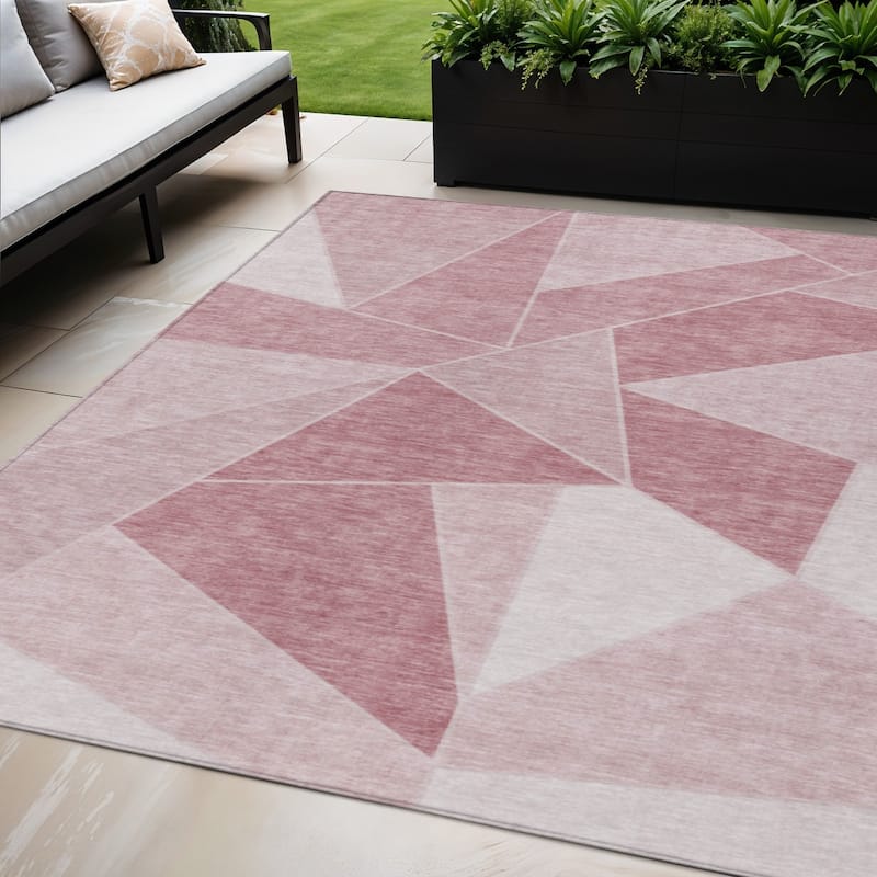 HomeRoots Geometric Transitional Rectangle Outdoor Rug - 5' X 8'