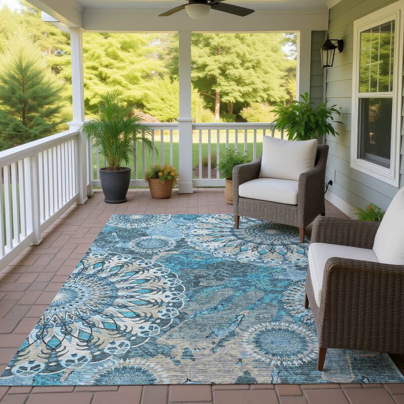Machine Washable Indoor/ Outdoor Traditional Pinwheel Chantille Rug