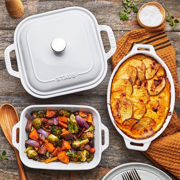 Covered casserole dish set top