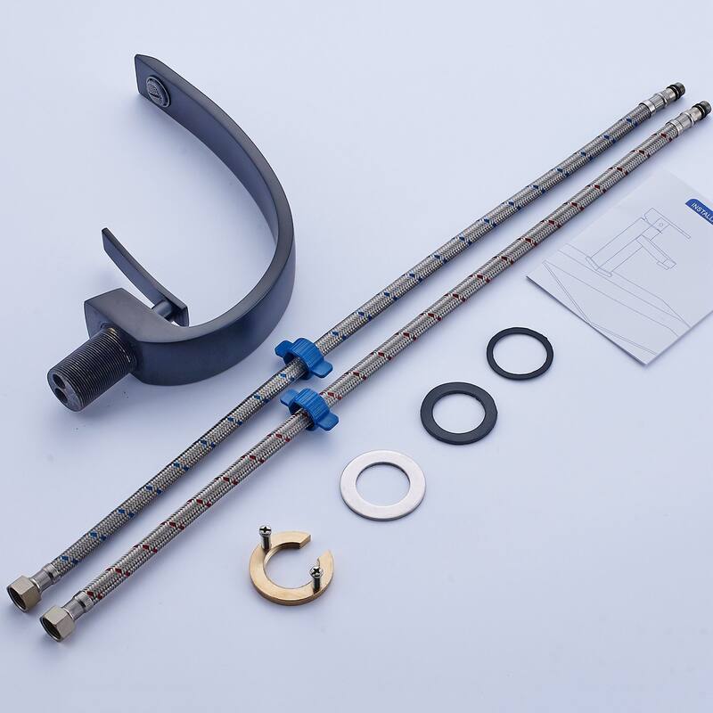 Single Handle Brass Bathroom Faucet in Matte Black
