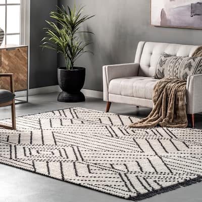 Nuloom Tatiana Soft Shaggy Textured Modern Diamond Fringe Area Rug
