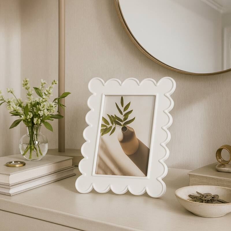 Resin Scalloped Edge Decorative Photo Frame - White