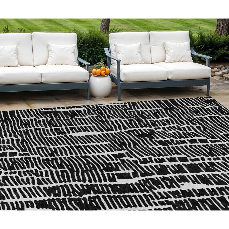 HomeRoots Abstract Transitional Rectangle Outdoor Rug - 8' X 10'