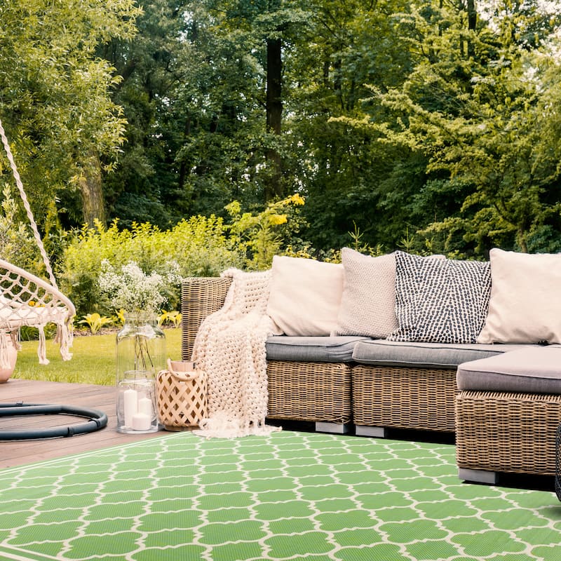 SAFAVIEH Courtyard Kristelle Indoor/ Outdoor Waterproof Patio Backyard Rug - 6'7" x 9'6" - Green/Beige