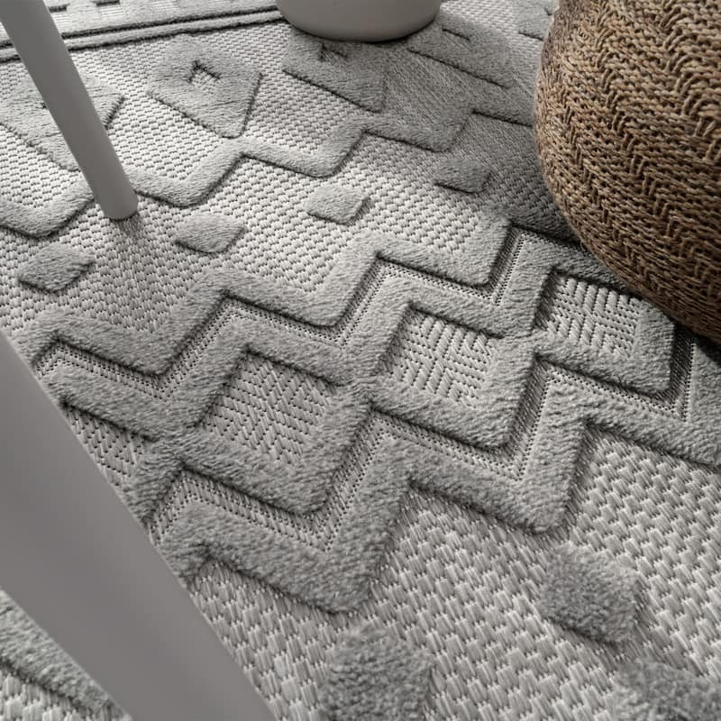 Indoor & Outdoor Rug With Geometric Trellis High-Low Pattern