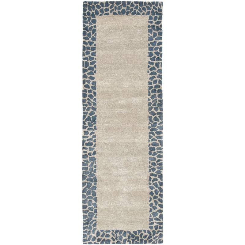 SAFAVIEH Handmade Soho Giselle Border N.Z. Wool Rug - 2'6" x 8' Runner - Silver/Grey