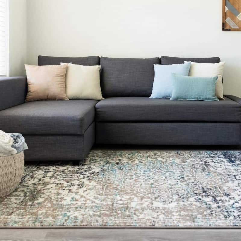 Traditional Brenda Collection Area Rug