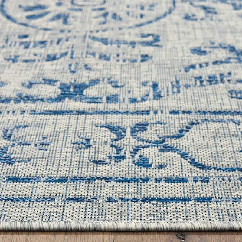 Sevita Medallion Indoor/Outdoor Rug