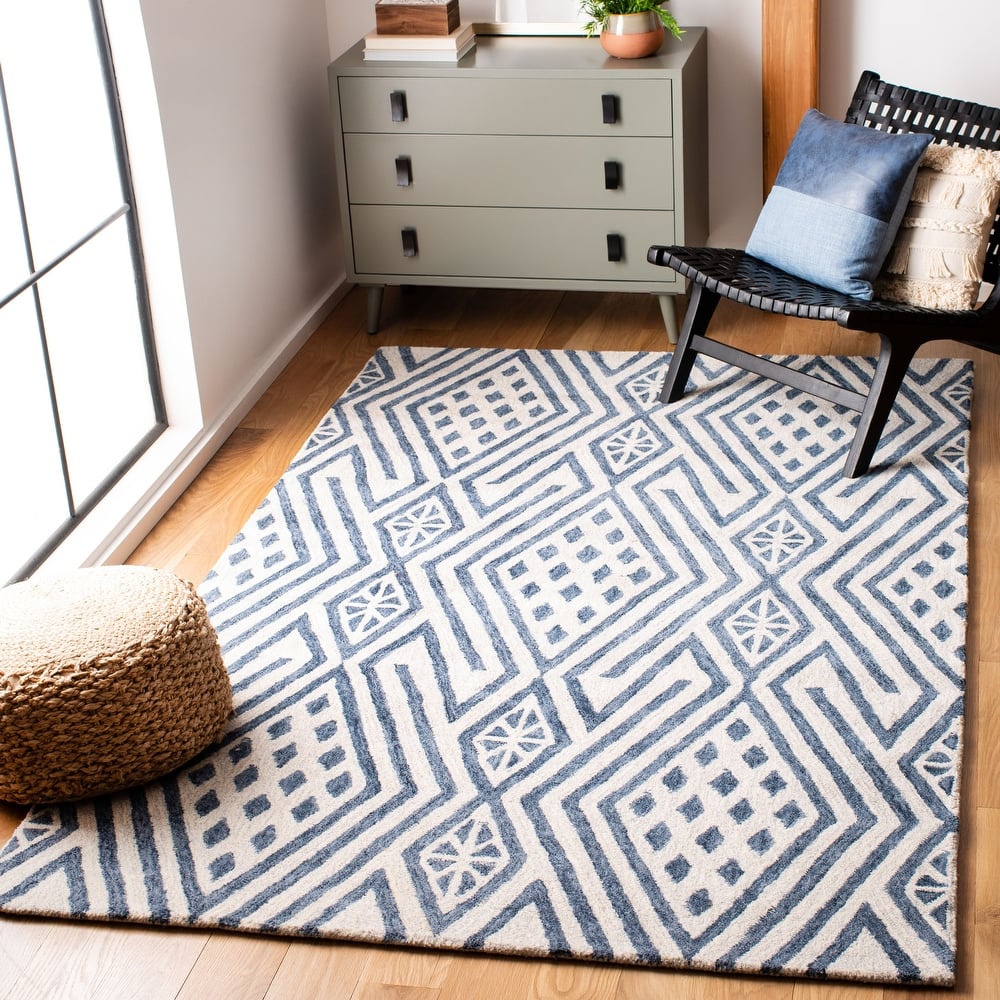 SAFAVIEH Handmade Micro-Loop Hanneli Wool Rug