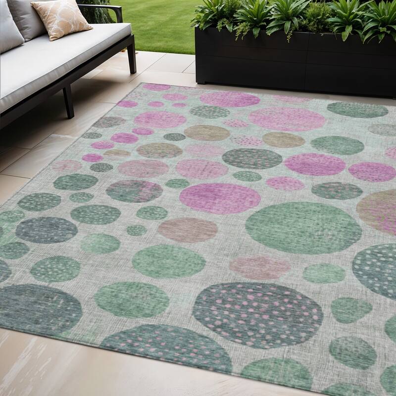 HomeRoots Geometric Transitional Rectangle Outdoor Rug - 5' X 8'